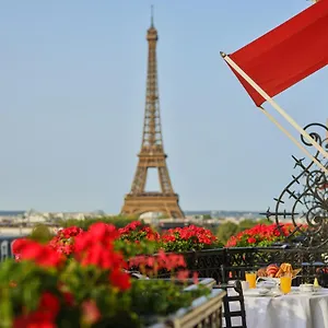 ***** Отель Plaza Athenee - Dorchester Collection Франция