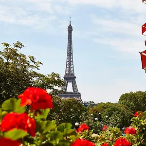 ***** Отель Plaza Athenee - Dorchester Collection Франция